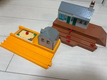 토마스 말하는 해럴드와 역 세트와 말하는 트레버와 차고의 역과 차고만