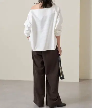 Omekashi 오프숄더 맨투맨