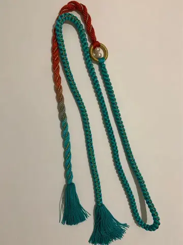 터콰이즈 블루와 오렌지색 술 달린 조립식 허리띠 성인식