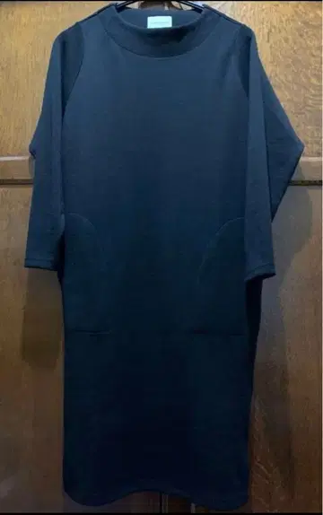 블랙 무릎 기장 원피스 포켓 부착