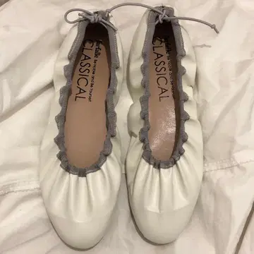 화이트 개더 펌프스 새상품 심플 신발 여성용 리본