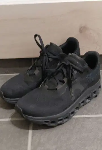 On Cloudstratus 블랙 러닝화