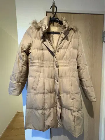 베이지 후드 부착 롱 다운 자켓