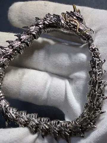 용 팔찌 세련된 팔찌