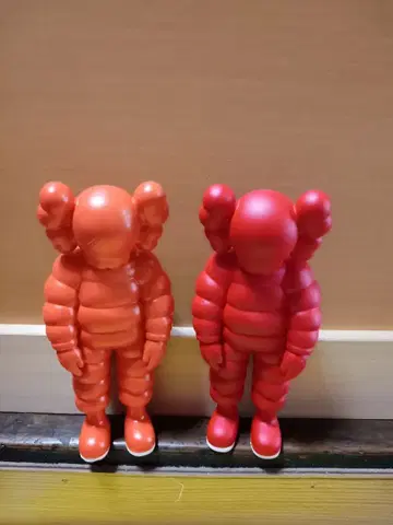 KAWS 오렌지와 빨간색의 사람 모양 피규어 15cm