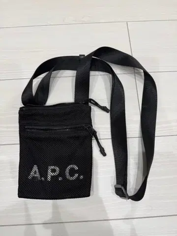 A.P.C. 메쉬 숄더백 블랙 21SS