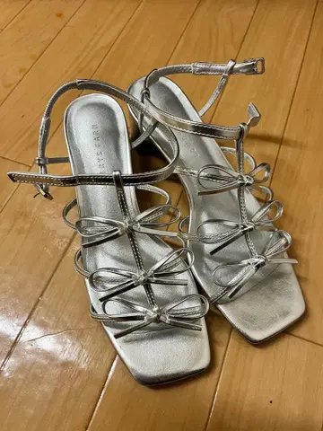 LOWRYSFARM 실버 리본 샌들