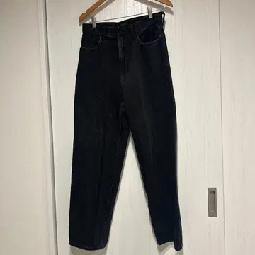 다크 블랙 스트레이트 데님 하이웨스트