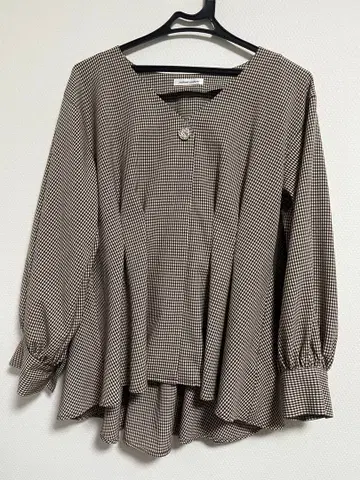 osono 턱 디자인 페플럼 블라우스