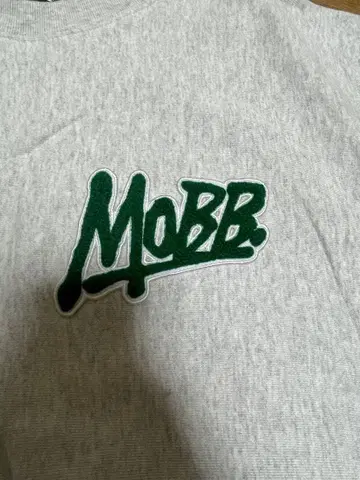 MOBB 자수 그레이 맨투맨