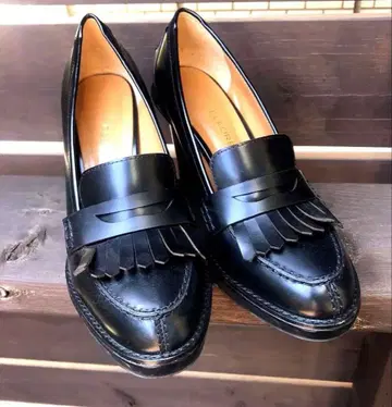 새상품급 프린지 장식 블랙 로퍼 하이힐 24cm