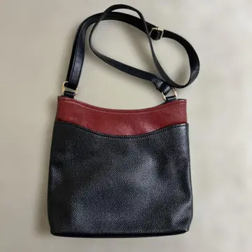 블랙과 빨간색의 숄더백