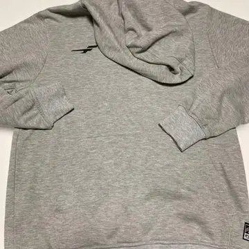 FINTA 그레이 후드티 포켓 부착