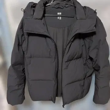 UNIQLO 블랙 다운 자켓 후드 부착