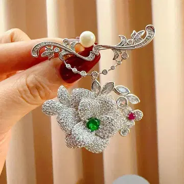 엘레강트한 꽃 모티브의 브로치