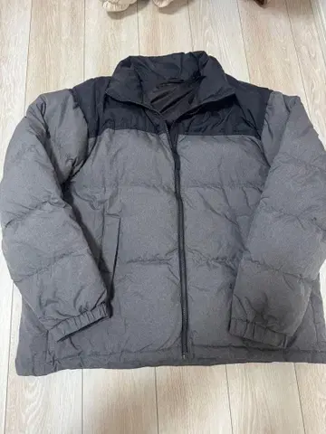 그레이와 블랙의 다운 자켓 (5L)