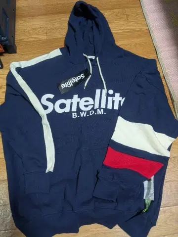 Satellite 네이비 후드 부착 후드티