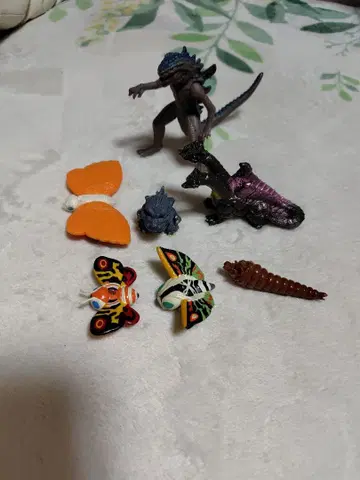 고질라 피규어와 모스라 피규어 세트