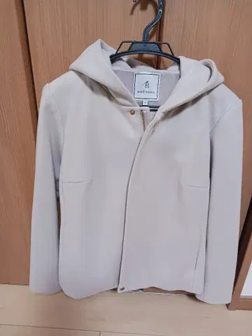 후드 부착 베이지 숏코트