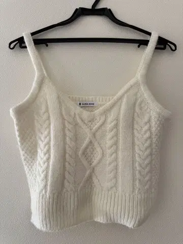 GLOBAL WORK 화이트 케이블 짜임 슬리브리스 니트