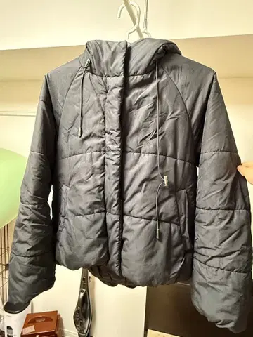 후드 부착 숏 다운 자켓 블랙