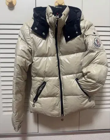 MONCLER 후드 부착 다운 자켓 사이즈 S