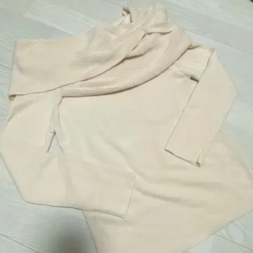 스트로베리 필드 오프숄더풍 아이보리 니트