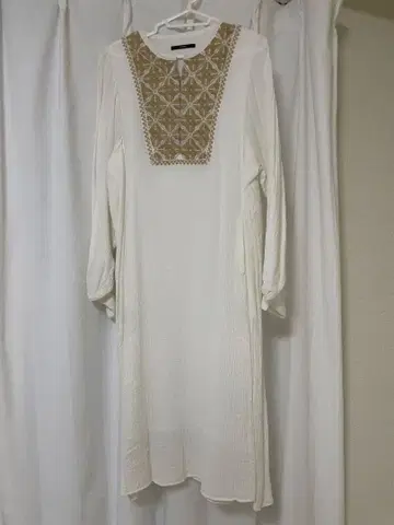 자수 장식 화이트 롱 원피스