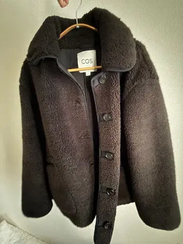 COS 다크 브라운 보아 자켓