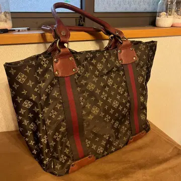 러셋 토트백 블랙과 빨간색 스트라이프 디자인