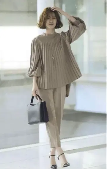 [미사용 새상품] 베이지 플리츠 상의 테이퍼드 팬츠 셋업