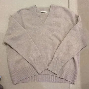 베이지 V넥 울 혼방 스웨터