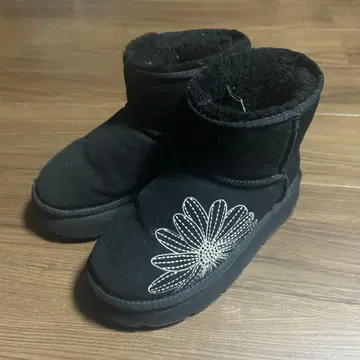 새상품급 마르디메크르디 24.0 어그 부츠 꽃 자수 블랙