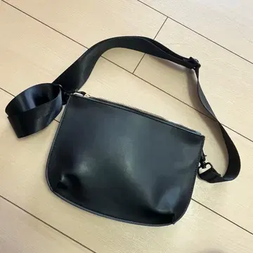 가격 인하 새상품 블랙 합성 피혁 숄더백 사코슈