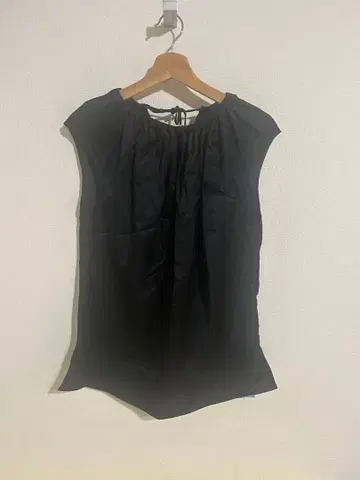 BEAMS 블랙 슬리브리스 셔츠