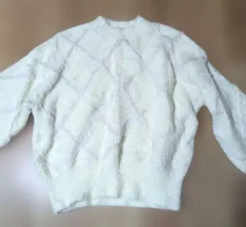 AZUL 크림색 다이아몬드 패턴 니트 스웨터