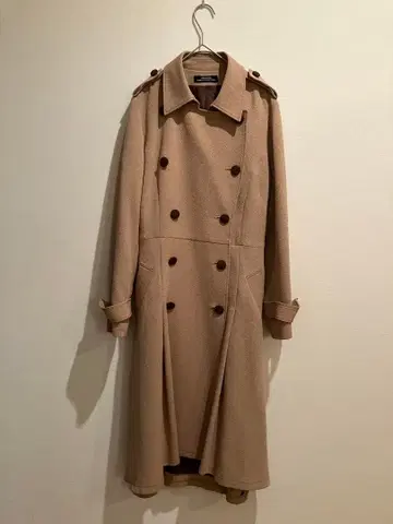 시선당 토모 컬렉션 베이지 트렌치코트 귀여운 왕도 디자인