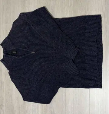 다크 그레이 집업 스웨터