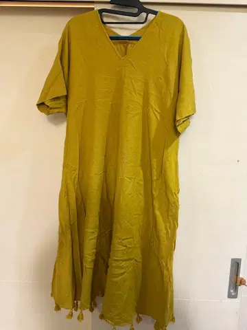 아두이트리스테스 로와지르 V넥 반팔 원피스 밑단 프린지