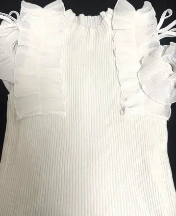 화이트 프릴 슬리브리스 니트