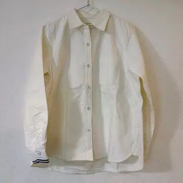 화이트 버튼업 셔츠 써니클라우드