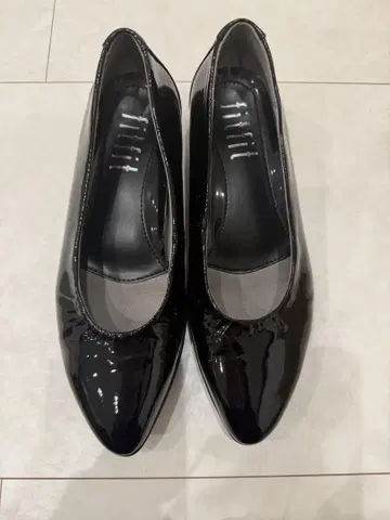 새상품급 fitfit 블랙 에나멜 펌프스 23.0