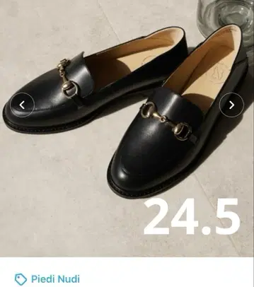 piedi nudi 블랙 로퍼 골드 금장 장식 포함