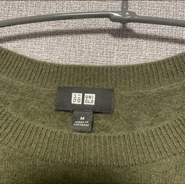 UNIQLO 올리브색 M 캐시미어 크루넥 스웨터