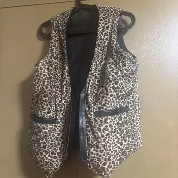 레오파드 무늬 가죽 콤비 베스트