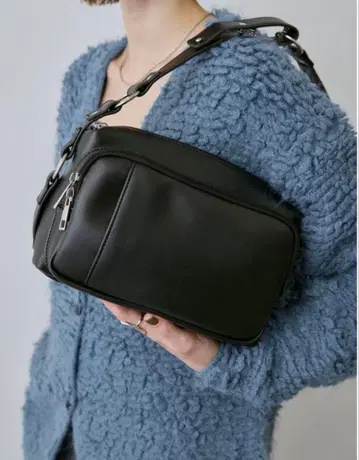 블랙 합성 피혁 숄더백(un/neu)