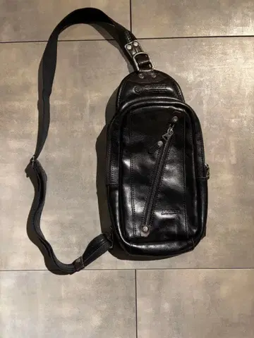 가죽 바디백 블랙