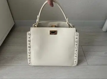 스터드 장식 화이트 핸드백 DIANA