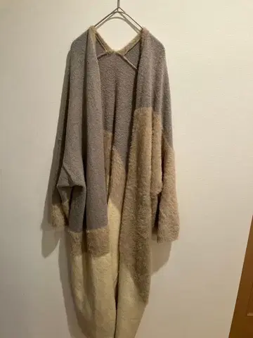 포근한 그레이와 베이지 절개 롱 가디건