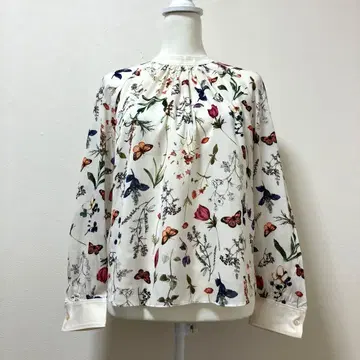 일본제 투모로우랜드 꽃무늬 블라우스 나비 긴팔 성인 귀여움 고급 멋짐